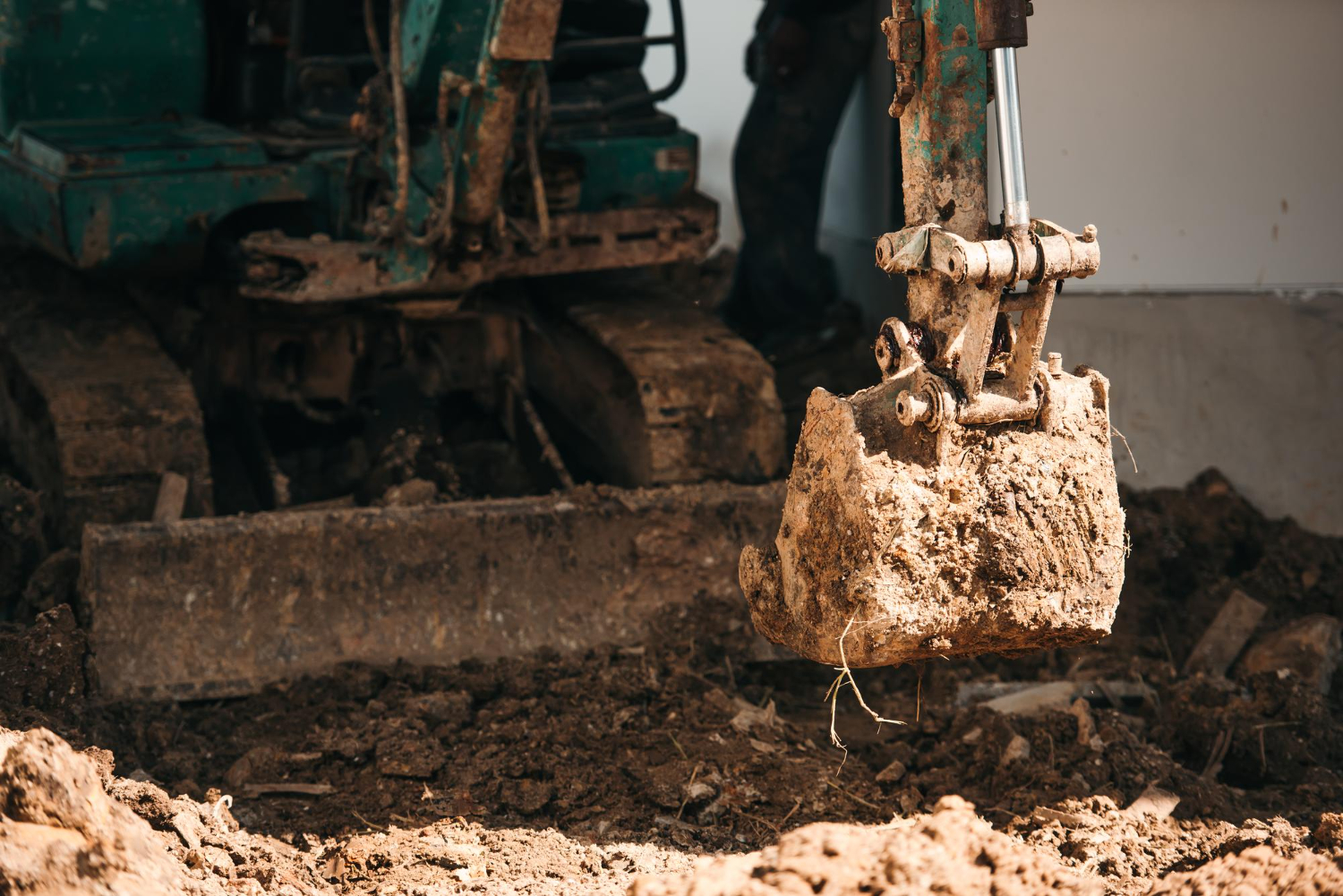 You are currently viewing Comment choisir la bonne taille de mini-pelle pour un chantier urbain ?